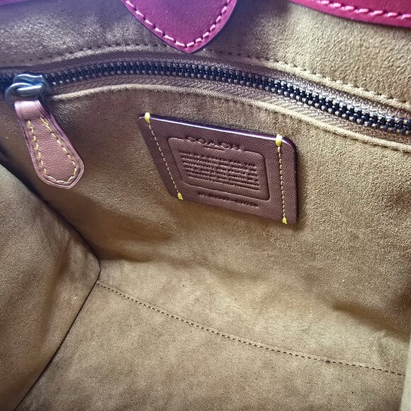 Coach Field Tote 22 with Horse and Carriage CD750 1941 Red - Picture 8 of 9